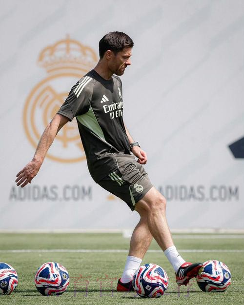 阿隆索:我知道那些关于皇马的传闻 但我专注眼下